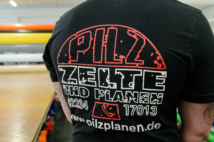 T-Shirt-Rücken mit Logo von Pilz Zelten und Planen darauf